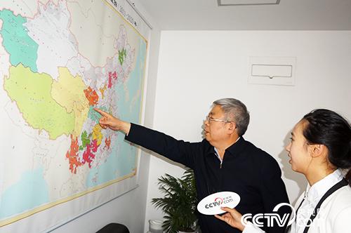 刘永富主任向记者介绍全国扶贫开发工作重点区域(央视网记者郭城 摄)